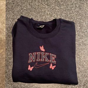 NIKE Embroidered Butterfly Crewneck 🦋